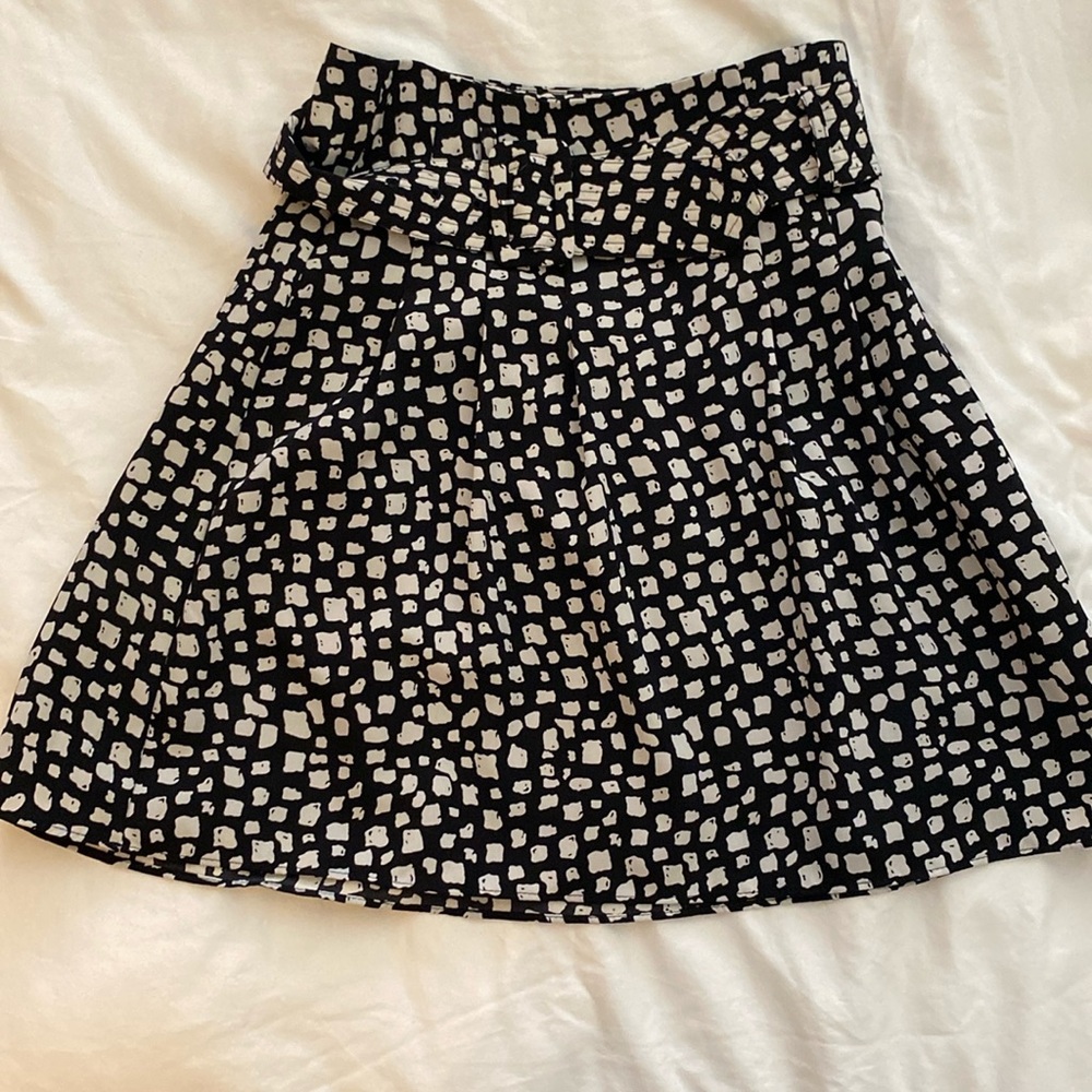 The limited black and white pebble skirt with waist belt. Knee length (I’m 5’4)